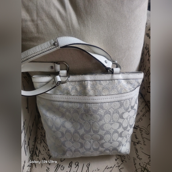 COACH PENELOPE SLVER SIGNATURE TOTE PATENT LEATHER 20261E WHITE PURPLE LINING - Picture 2 of 7